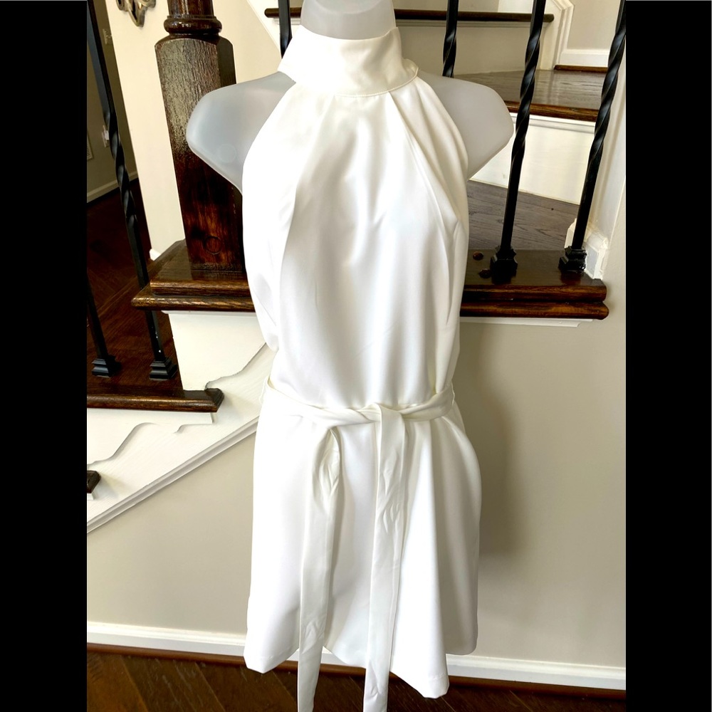 Woman’s white short jumper with high neck closure in the back